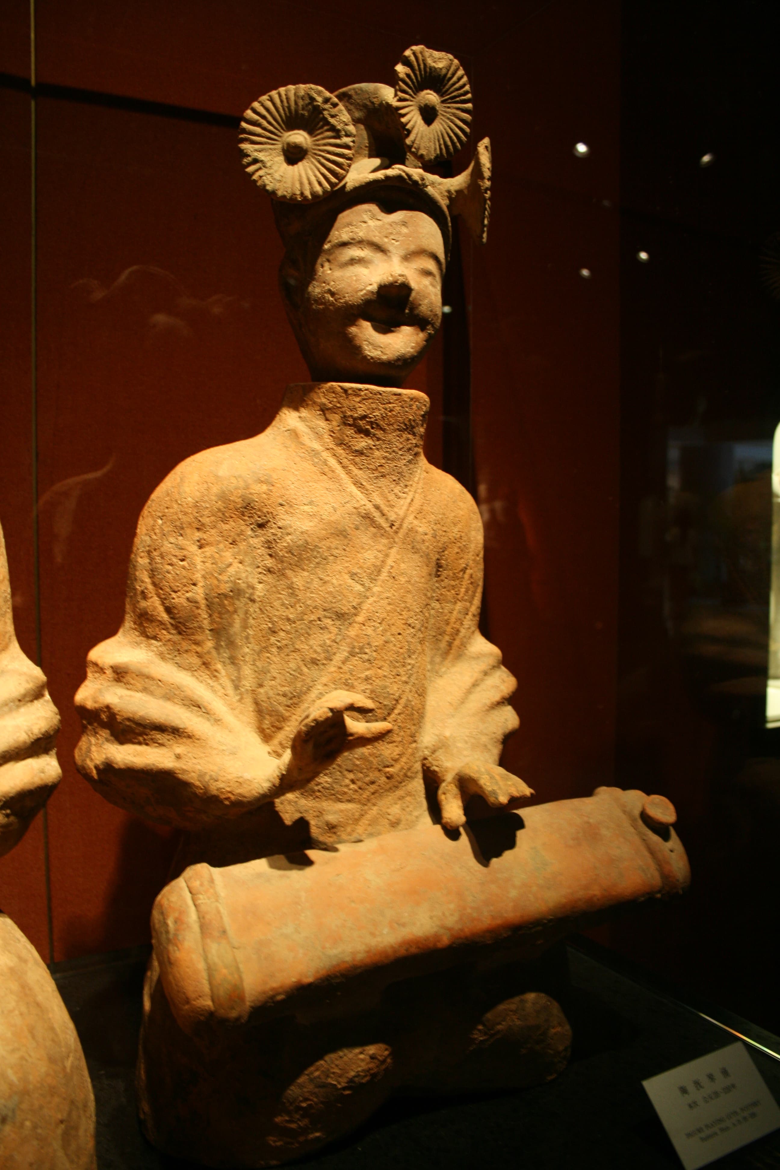 Eastern Han Pottery Musician 01