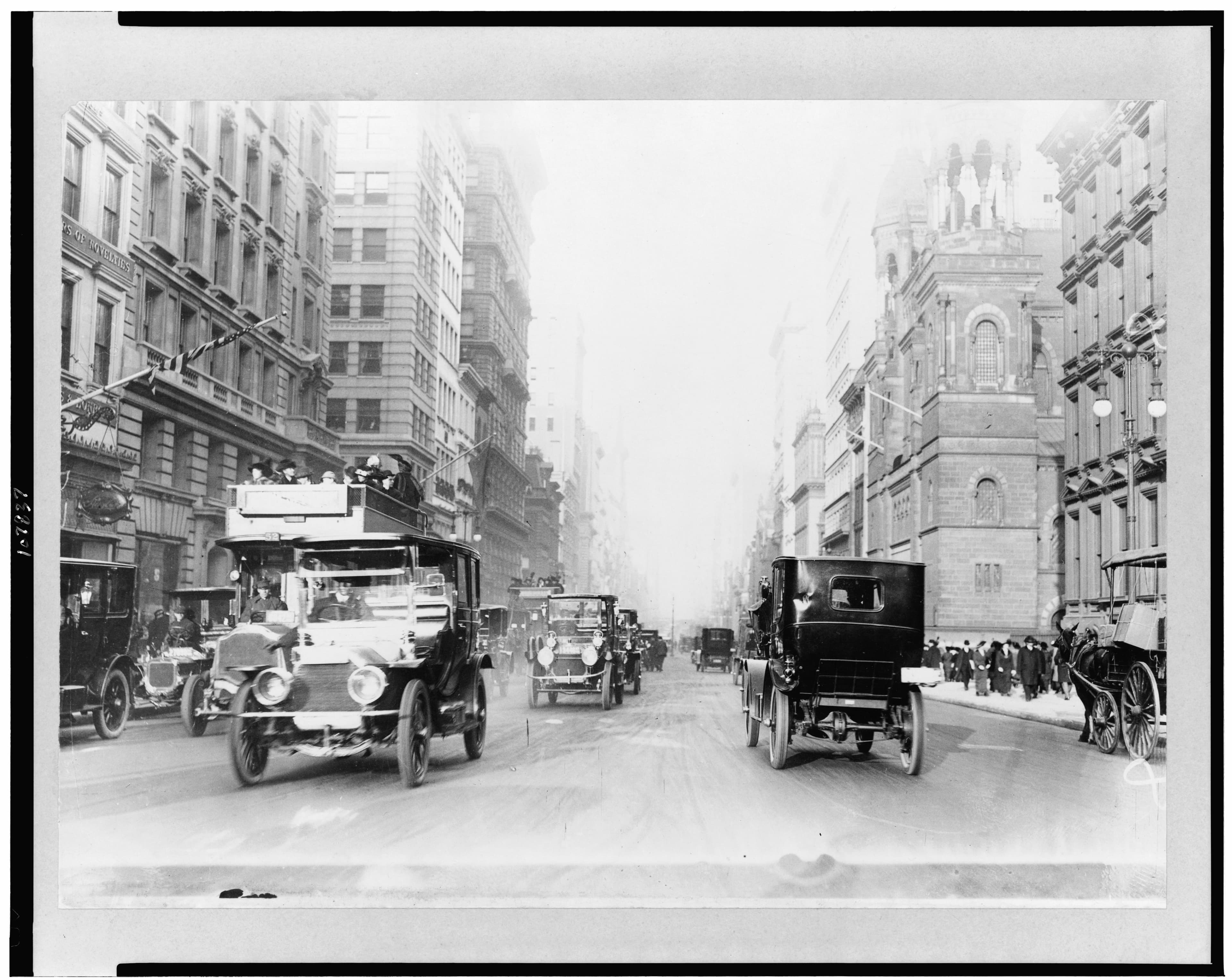 New York City street scenes - 5th Avenue LCCN93506592