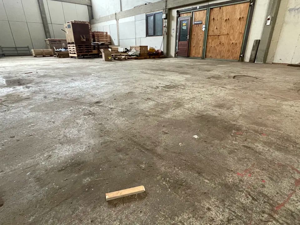 Context – damaged concrete floor (Rob Tuytel via Poly Haven)