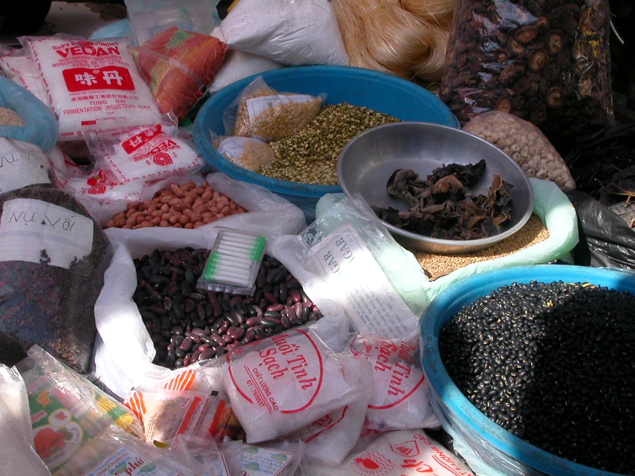 Street market in Hanoi, 2003 July 12