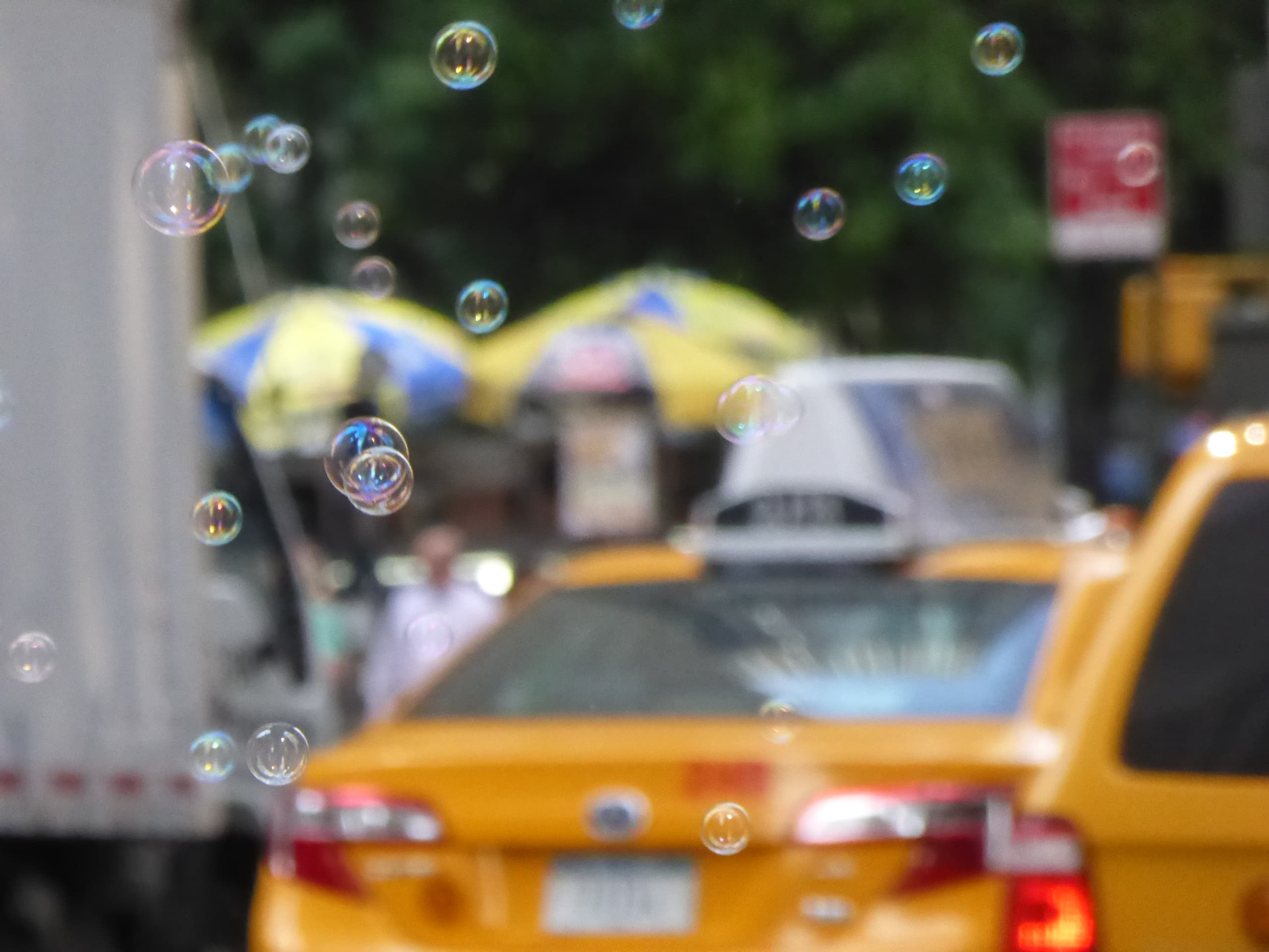 Soap-Bubbles-in-front-of-a-taxi