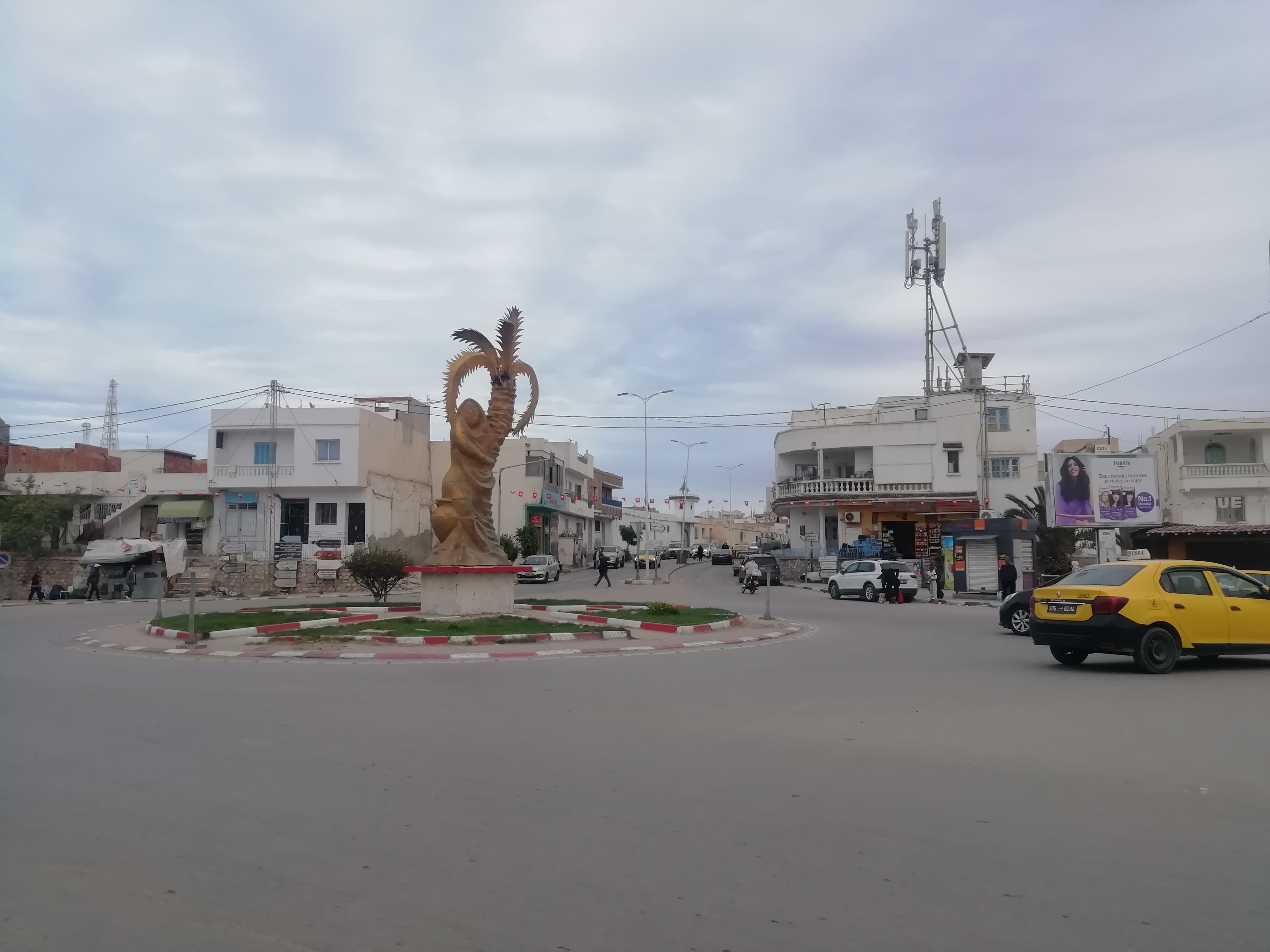 Roundabout Palm Tree Gabés 01