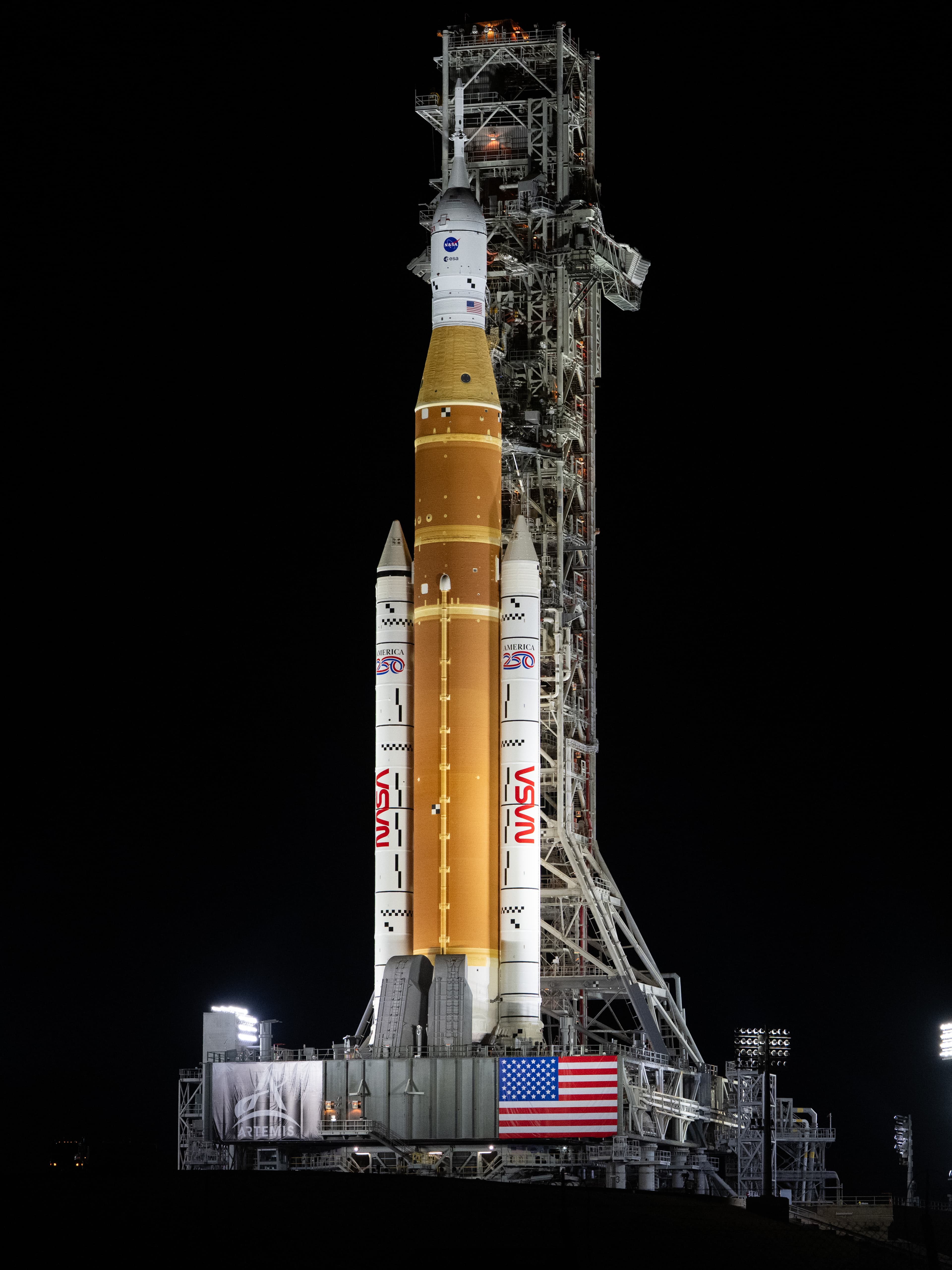 Artemis II Rollout (NHQ202601170047) (cropped)