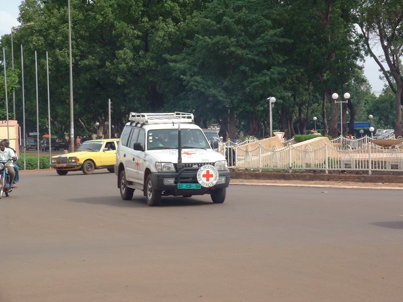 July 2004, Comité International Genève SUV at roundabout in Bamako