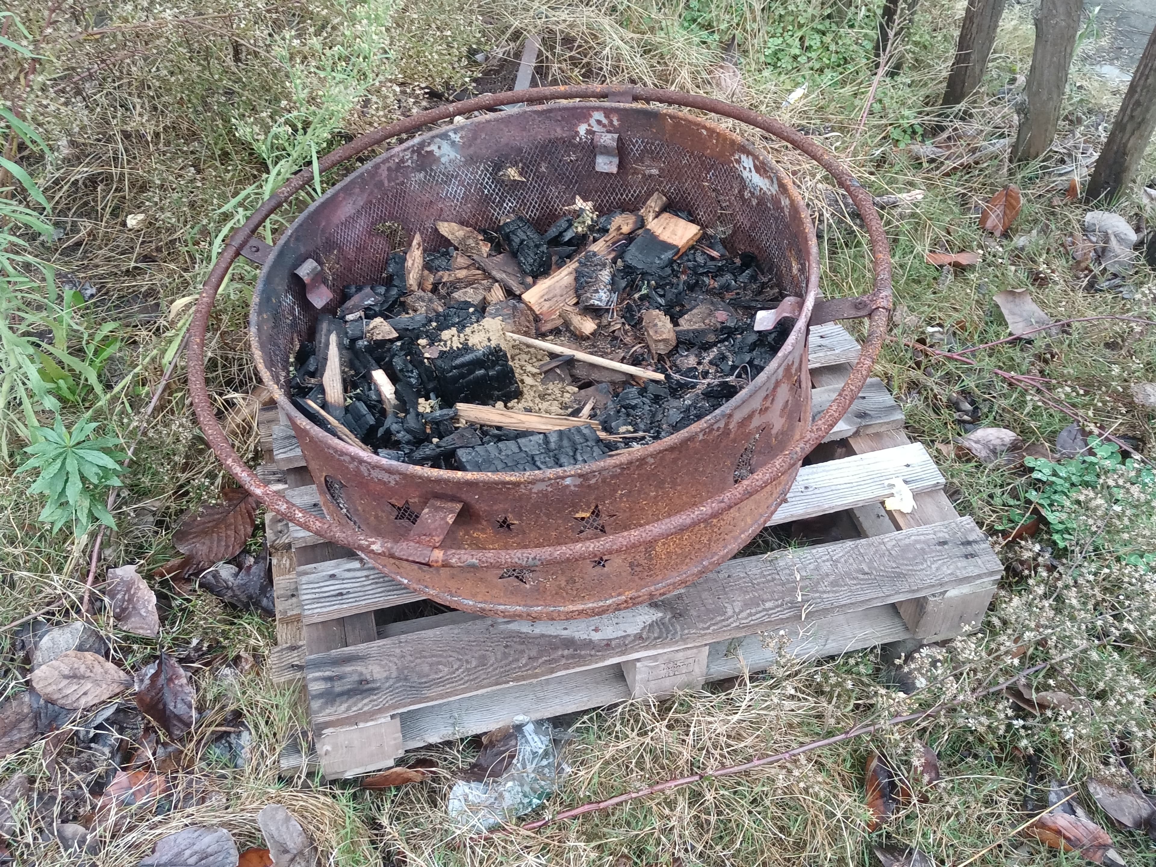 Round open-air barbecue grill