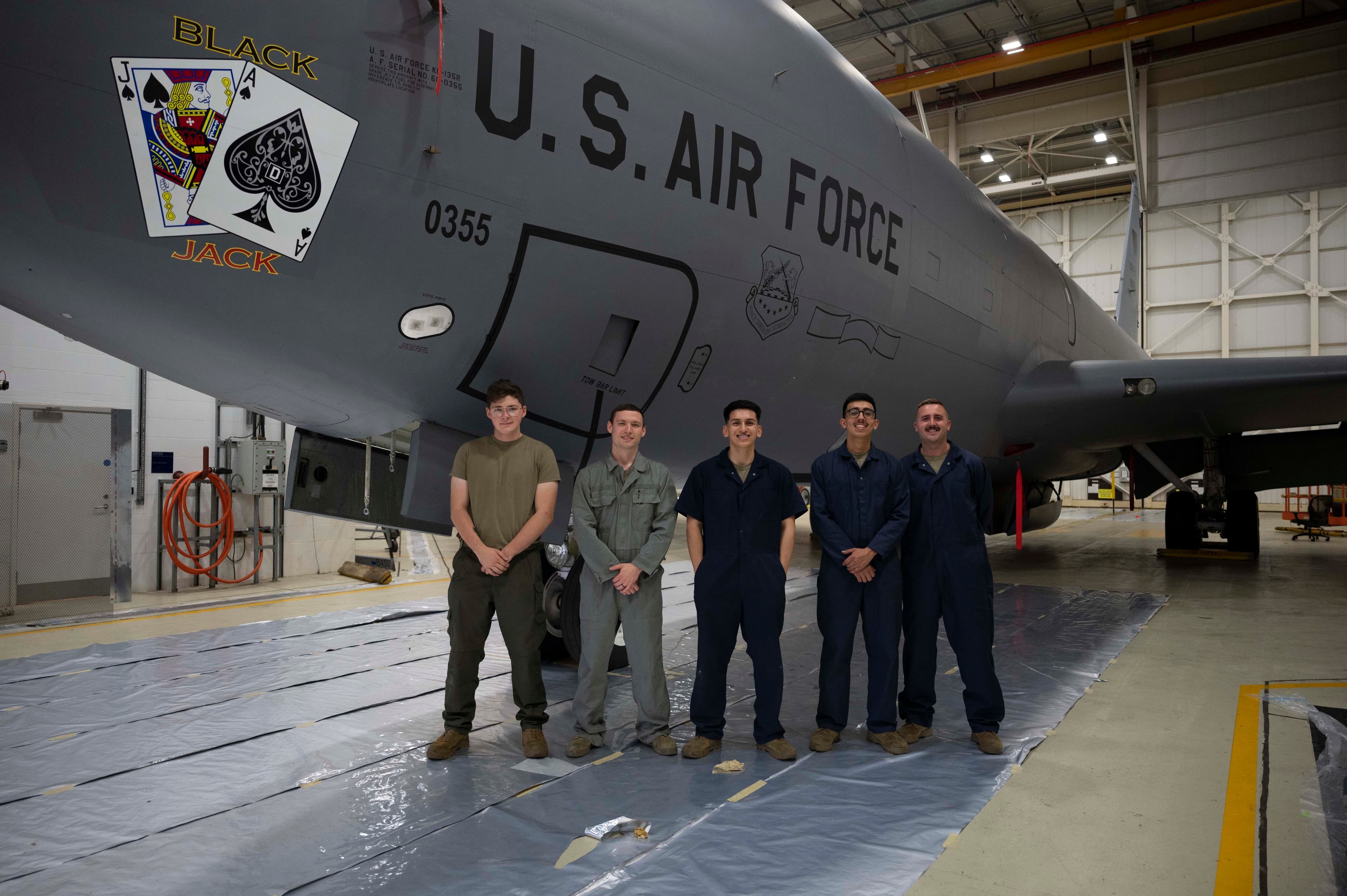 Corrosion control performs KC-135 maintenance (7385453)