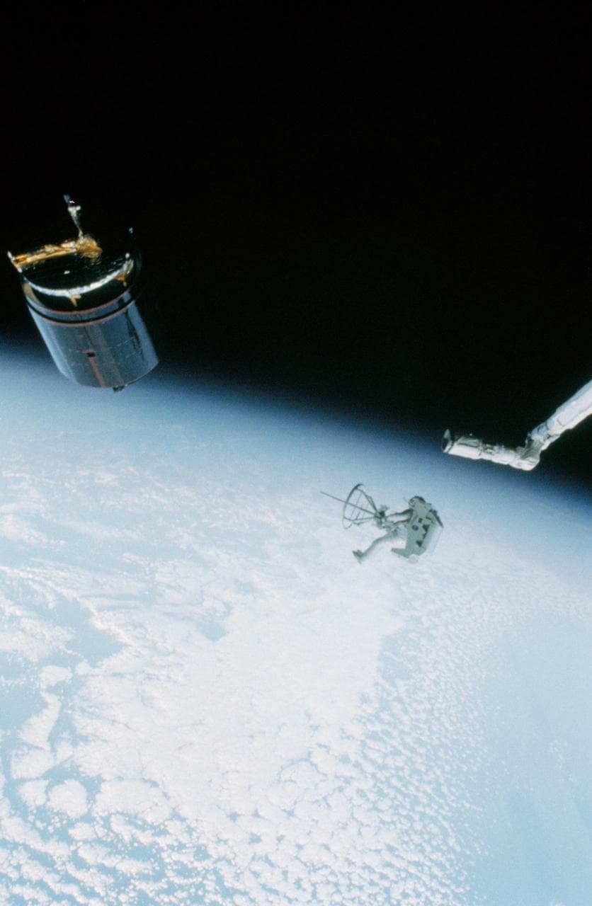 Astronat Dale Gardner using MMU to travel to Westar VI satellite