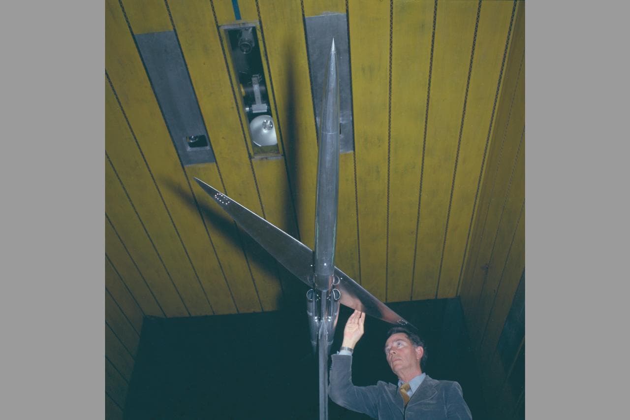 Wind, tunnel, oblique