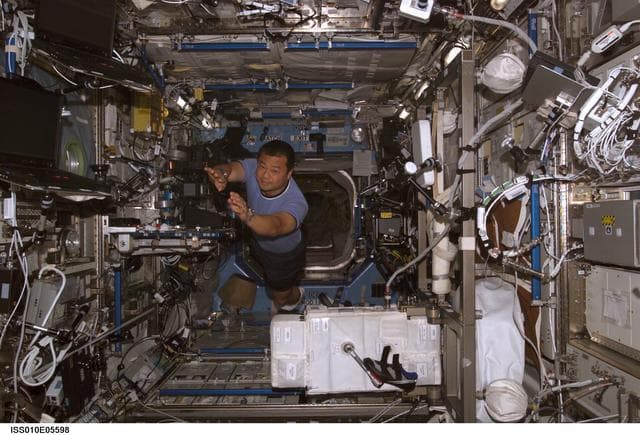 Chiao floats in the U.S. Laboratory