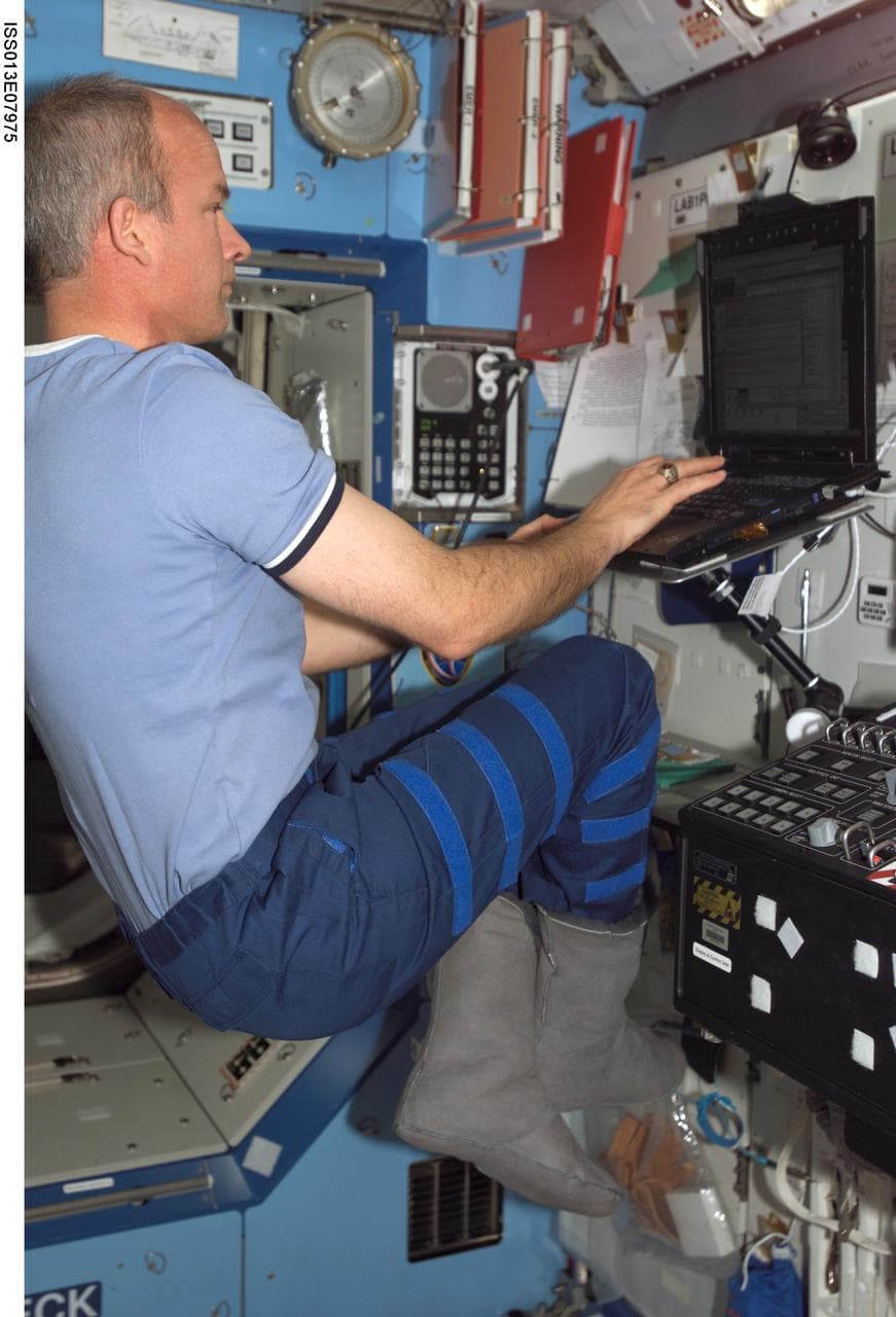 Williams works on computer in the U.S. Laboratory during Expedition 13