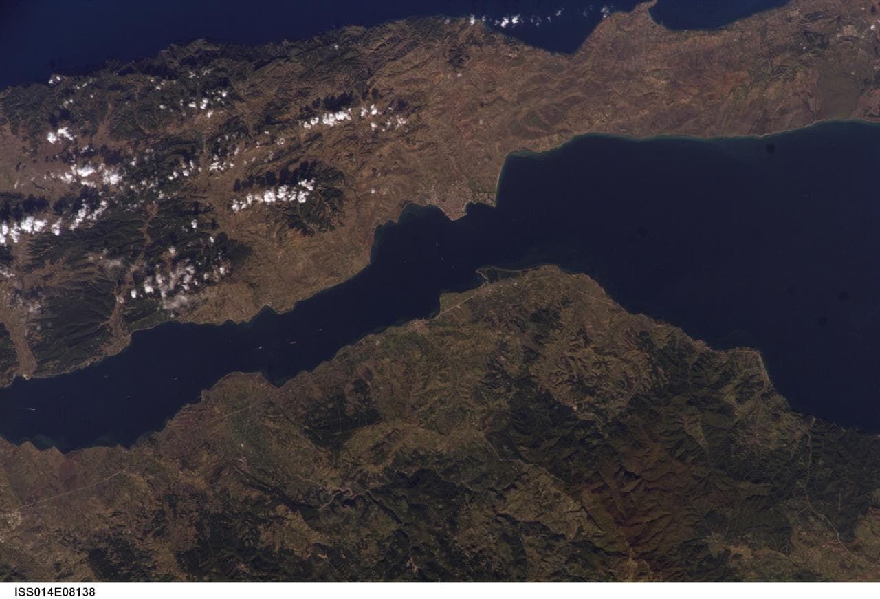 Earth observations taken by the Expedition 14 crew