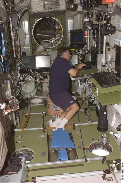 Yurchikhin Downloads IWIS Data in the SM during Expedition 15