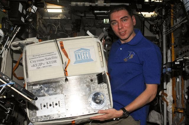 FE Volkov poses for photo with the KEDR Satellite in the SM