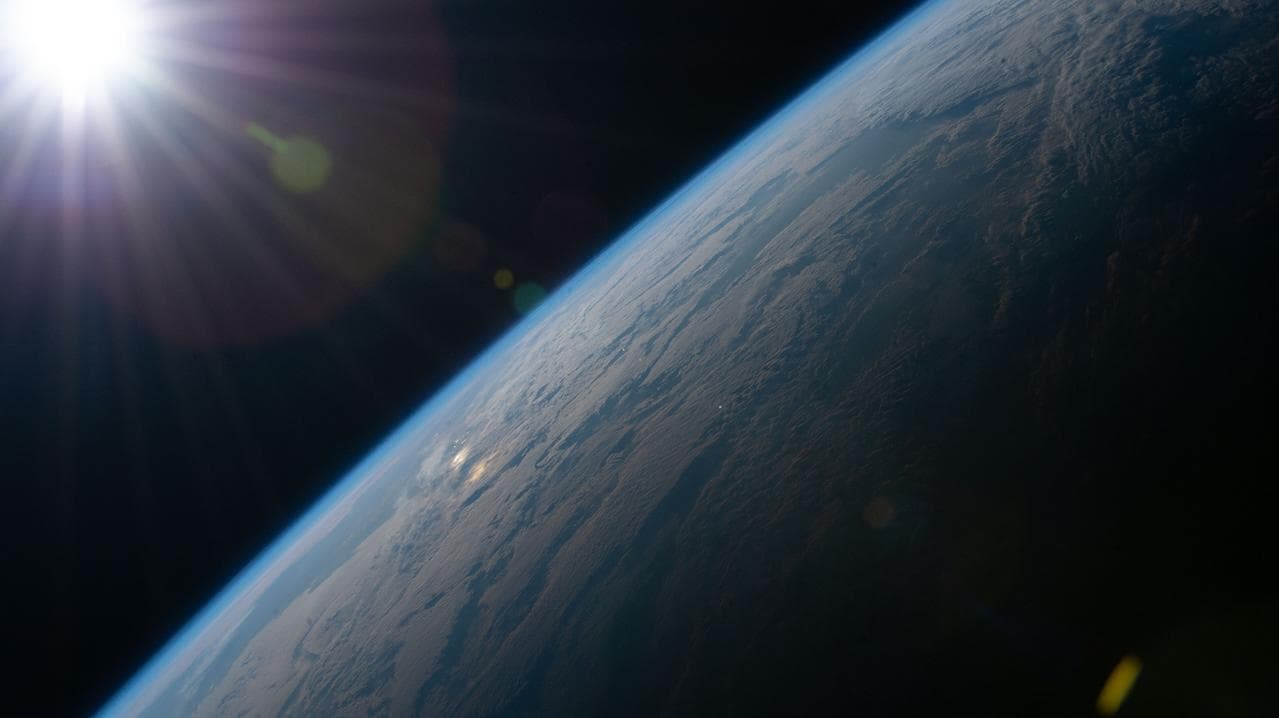 Sun, begins, illuminating