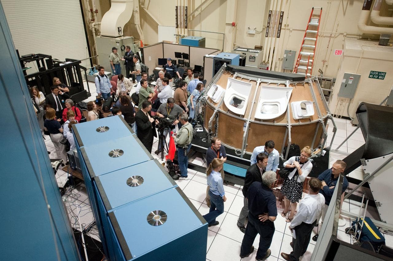 STS-135 crew during Rendezvous Training session in Building 16 dome