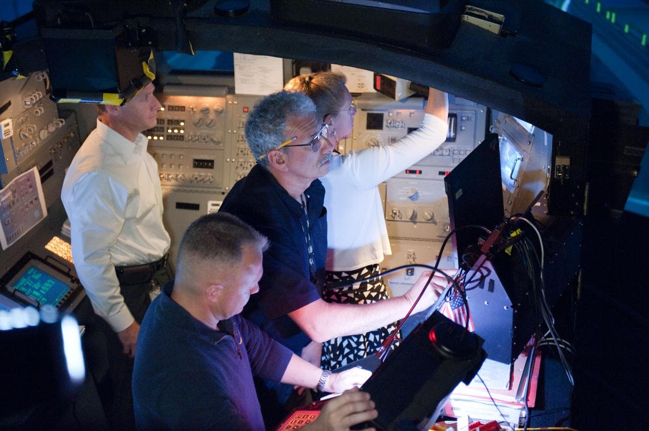 STS-135 crew during Rendezvous Training session in Building 16 dome