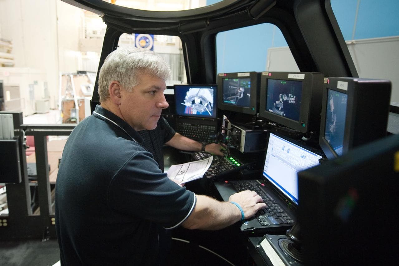 STS-134 crew during PDRS PRF ADV (AMS) traiining