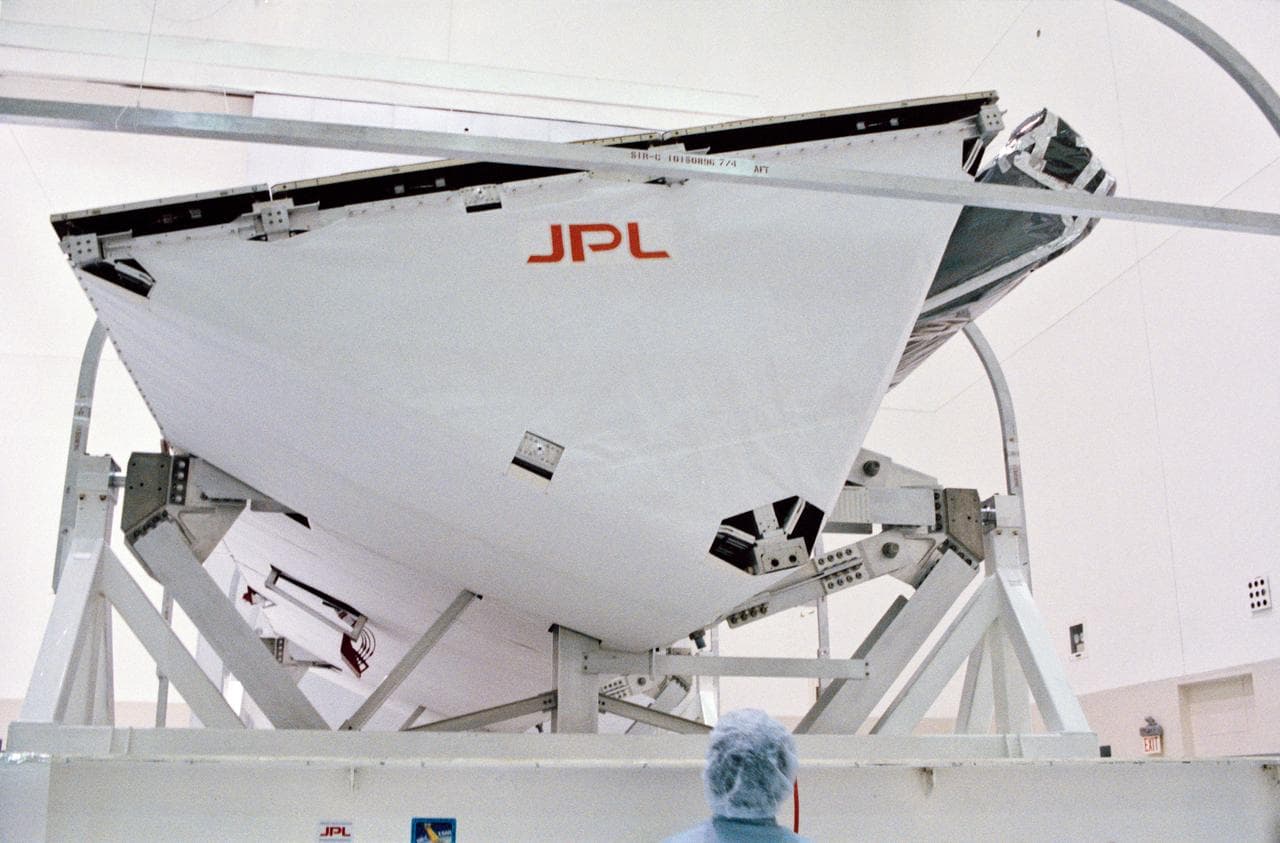 STS-59 payload SIR-C/X-SAR antenna view