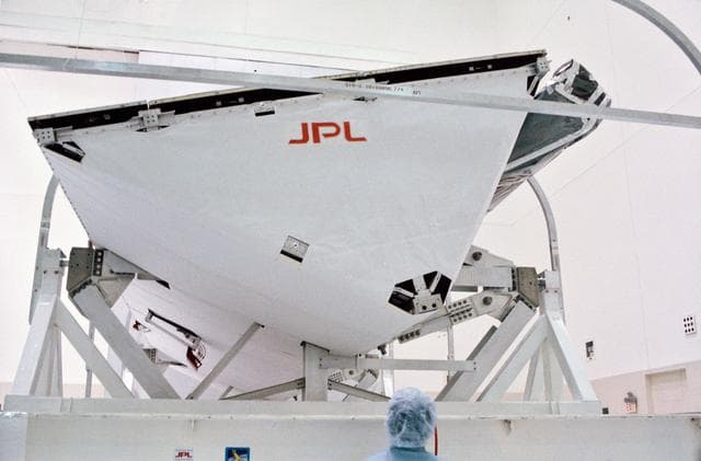 STS-59 payload SIR-C/X-SAR antenna view