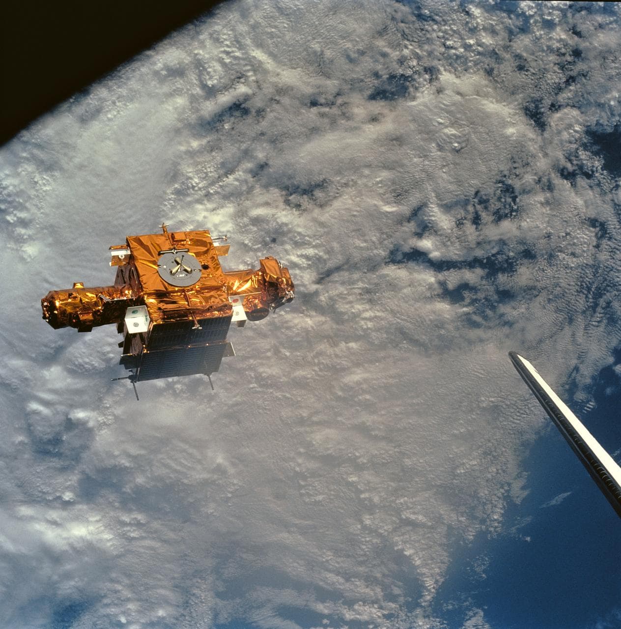 Clouds, discovery, orbiter