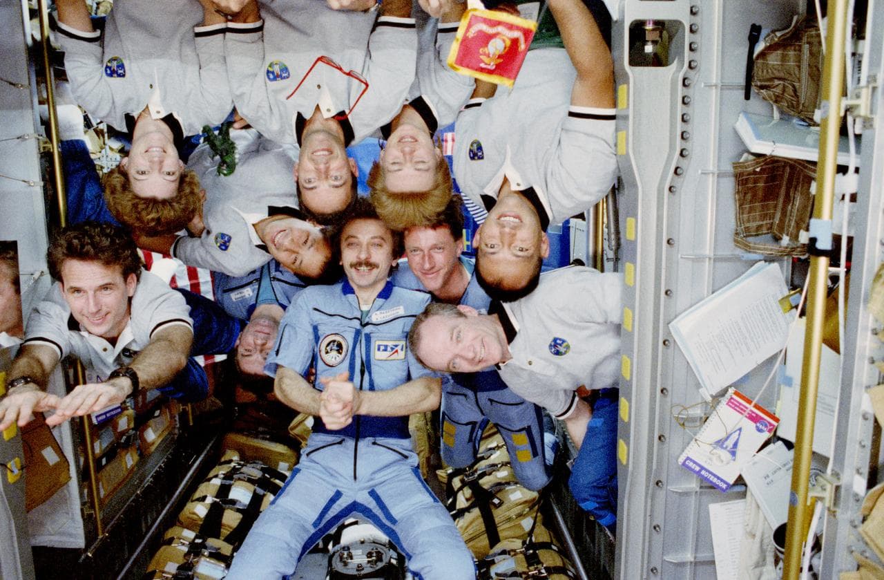Final crew portrait of STS-84 and Mir 23 crew in the Spacehab