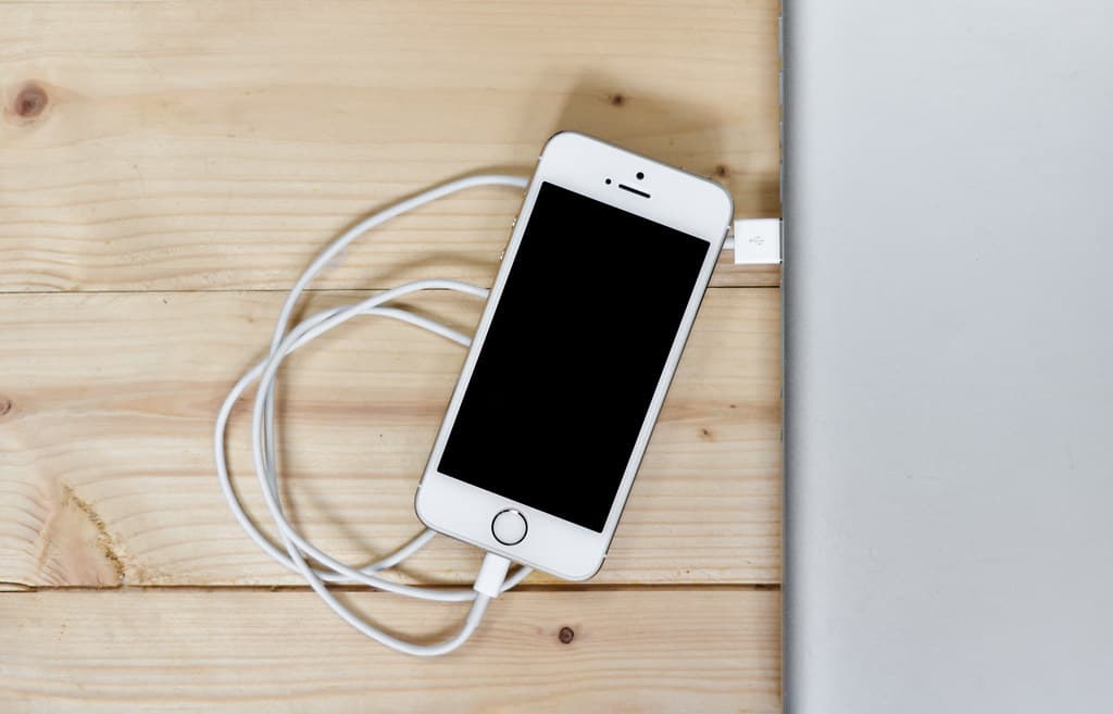 Apple-iphone-smartphone-desk-1