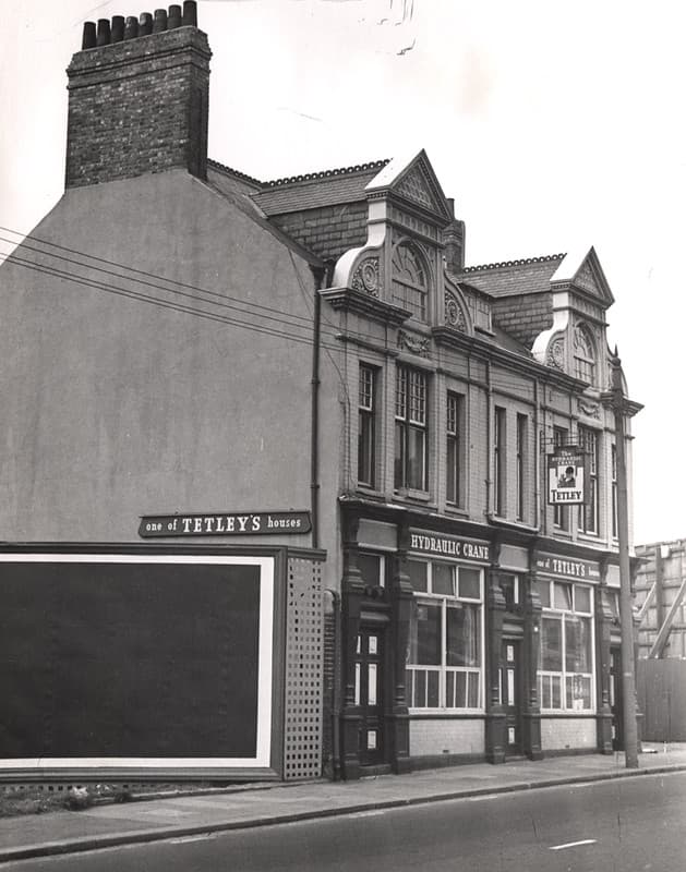 020003:Hydraulic Crane pub, Scotswood Road, 1969