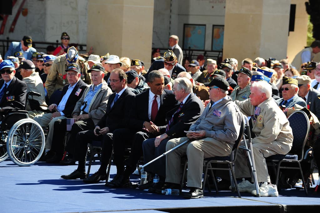 President Obama shakes hands with a WWII Vet