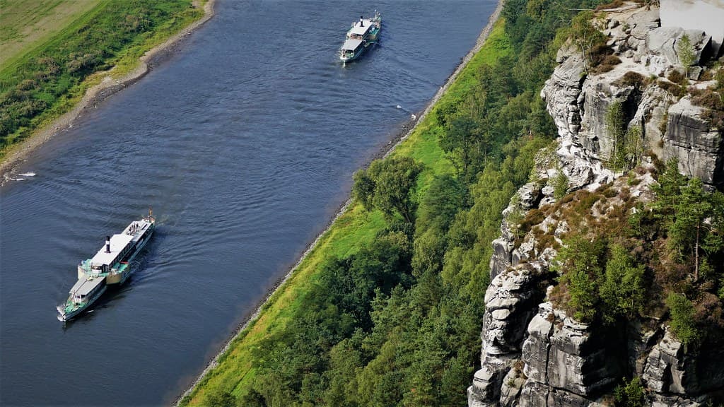 Elbe-River + Paddle-Wheelers