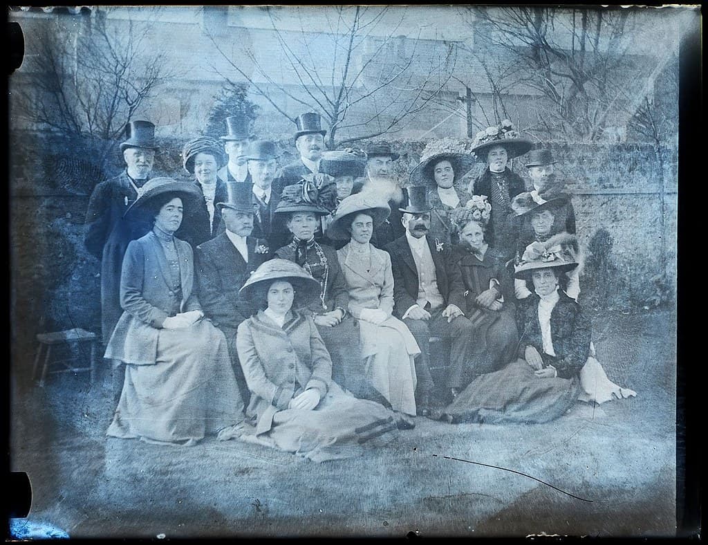 Large formal family portrait, early 1900s - great hats!
