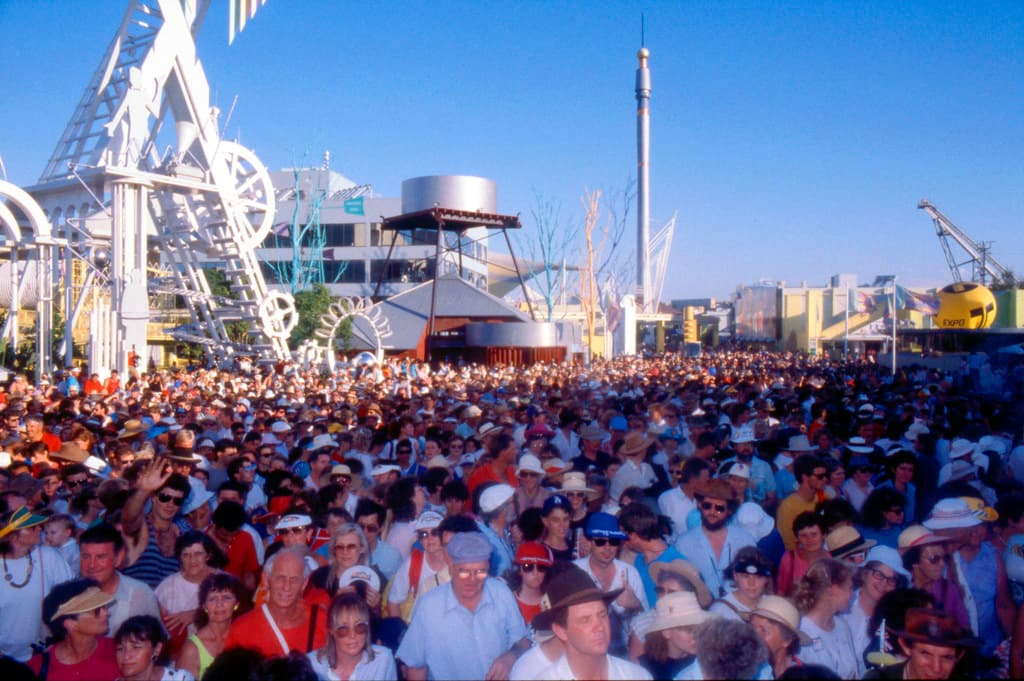 Closing day crowds at Expo 88